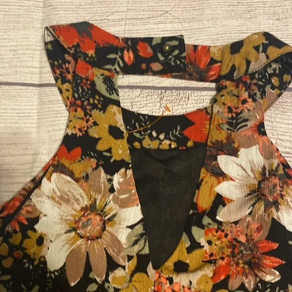 Cute floral halter dress - Picture 2 of 3